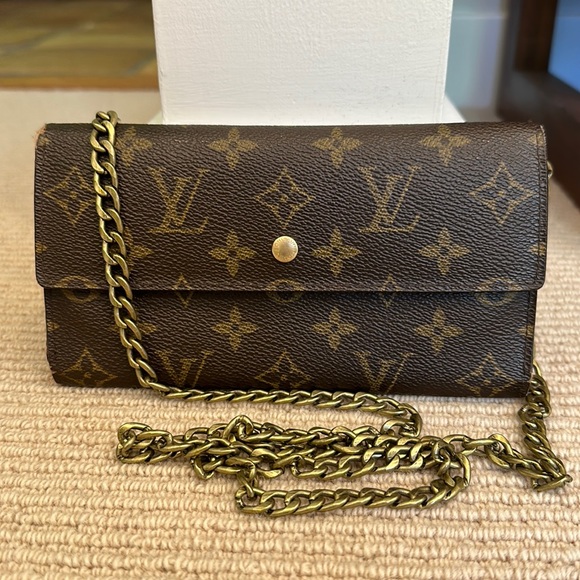 Louis Vuitton Handbags - Louis Vuitton wallet/crossbody